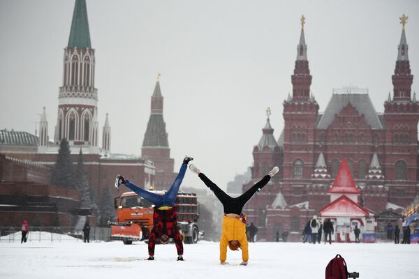 Молодые люди на Красной площади в Москве - 俄罗斯卫星通讯社