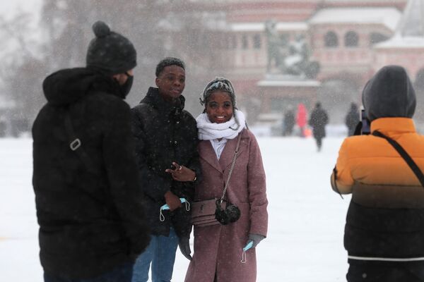 Иностранные туристы на Красной площади в Москве - 俄罗斯卫星通讯社