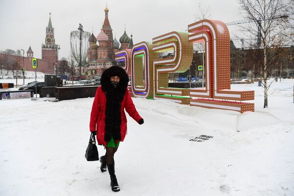 Девушка возле Красной площади в Москве - 俄罗斯卫星通讯社