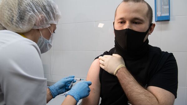 Медработник вводит вакцину от коронавируса Спутник V в прививочном пункте по вакцинации от COVID-19 в городской поликлинике в Москве - 俄羅斯衛星通訊社
