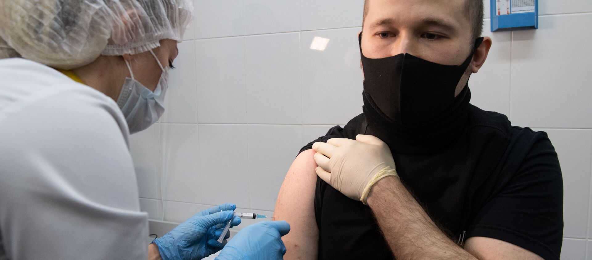 Медработник вводит вакцину от коронавируса Спутник V в прививочном пункте по вакцинации от COVID-19 в городской поликлинике в Москве - 俄羅斯衛星通訊社, 1920, 15.01.2021