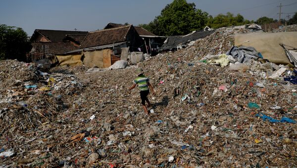 Кучи мусора в деревне Бангун, Индонезия - 俄罗斯卫星通讯社