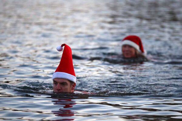 Люди в рождественских колпаках плаваю в озере Серпентин в Гайд-парке в Лондоне - 俄罗斯卫星通讯社