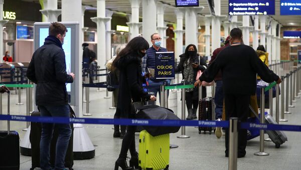 Пассажиры стоят в очереди на вокзале Сент-Панкрас в Лондоне, Великобритания - 俄罗斯卫星通讯社