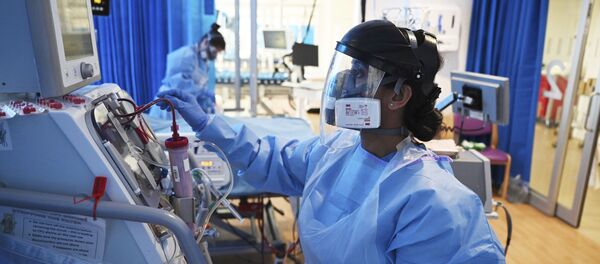 Оказание помощи пациенту с диагнозом коронавирус в больнице, Великобритания - 俄罗斯卫星通讯社