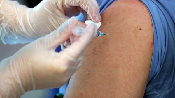  Медицинский работник получает дозу вакцины Pfizer / BioNtech в Сантьяго, Чили - 俄罗斯卫星通讯社