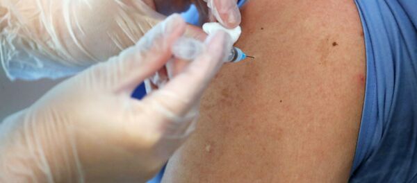  Медицинский работник получает дозу вакцины Pfizer / BioNtech в Сантьяго, Чили - 俄罗斯卫星通讯社