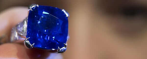 Демонстрация сапфира в 35.09 карат из Кашмира в Лондоне   - 俄罗斯卫星通讯社