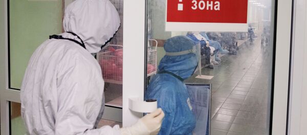 Медицинские сотрудники входят в красную зону городской клинической больницы № 15 имени О. М. Филатова в Москве. Медицинские сотрудники входят в красную зону городской клинической больницы № 15 имени О. М. Филатова в Москве. - 俄罗斯卫星通讯社