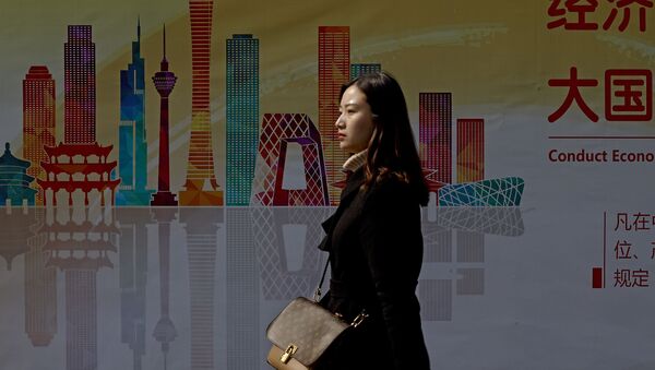 Девушка на фоне рекламы небоскребов в деловом районе Пекина - 启蒙书网