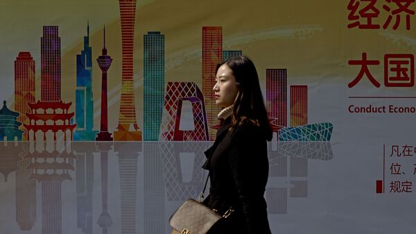 Девушка на фоне рекламы небоскребов в деловом районе Пекина - 俄羅斯衛星通訊社