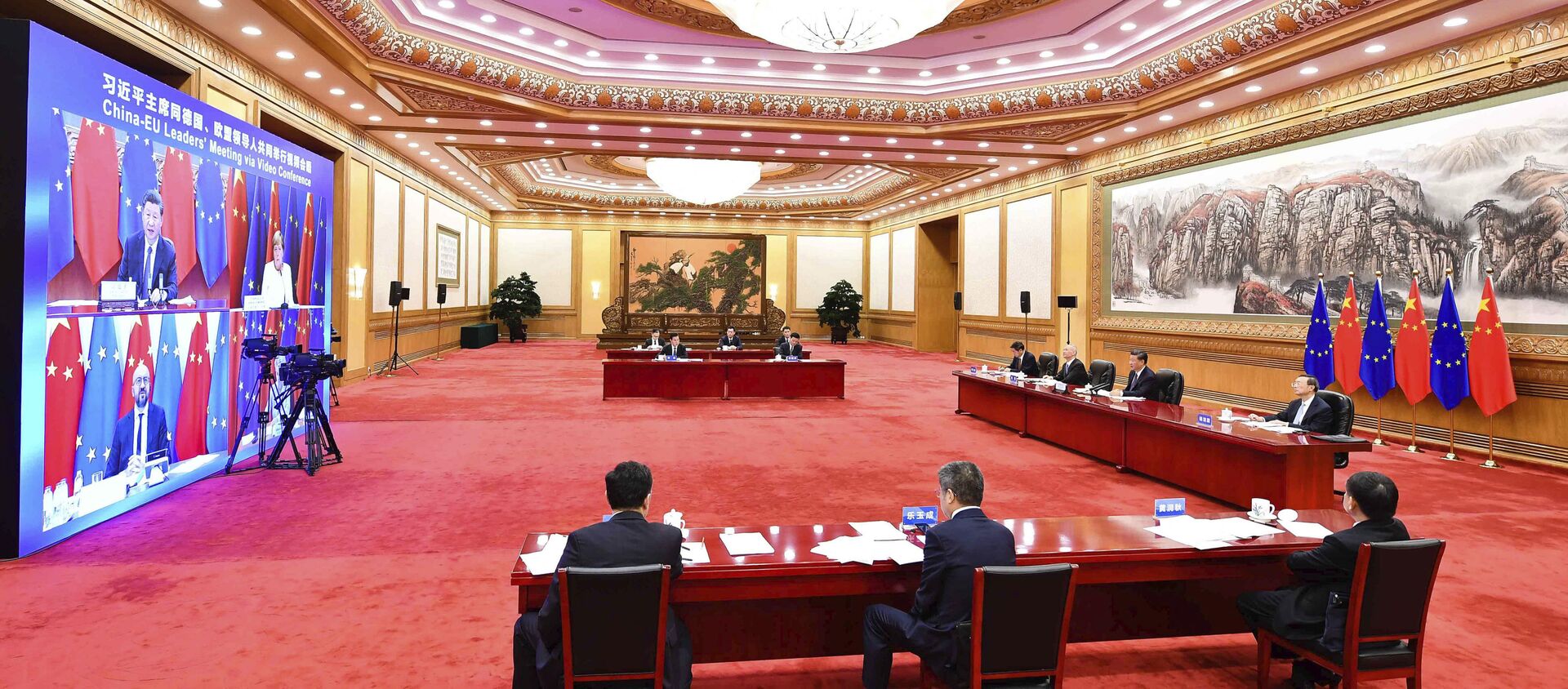 In this photo released by China's Xinhua News Agency, Chinese President Xi Jinping, center right, speaks during a China-EU leaders' video meeting with German Chancellor Angela Merkel, European Council President Charles Michel, and European Commission President Ursula von der Leyen, in Beijing - 俄羅斯衛星通訊社, 1920, 29.12.2020