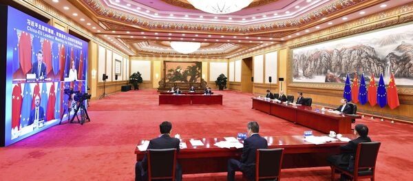 In this photo released by China's Xinhua News Agency, Chinese President Xi Jinping, center right, speaks during a China-EU leaders' video meeting with German Chancellor Angela Merkel, European Council President Charles Michel, and European Commission President Ursula von der Leyen, in Beijing In this photo released by China's Xinhua News Agency, Chinese President Xi Jinping, center right, speaks during a China-EU leaders' video meeting with German Chancellor Angela Merkel, European Council President Charles Michel, and European Commission President Ursula von der Leyen, in Beijing - 俄羅斯衛星通訊社