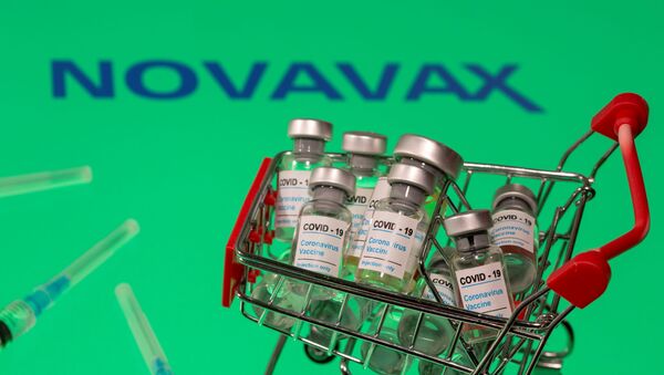 FILE PHOTO: A small shopping basket filled with vials labeled COVID-19 - Coronavirus Vaccine and medical sryinges are placed on a Novavax logo in this illustration taken November 29, 2020. Picture taken November 29, 2020. REUTERS/Dado Ruvic/Ilustration/File Photo - 彩神网卫星通讯社