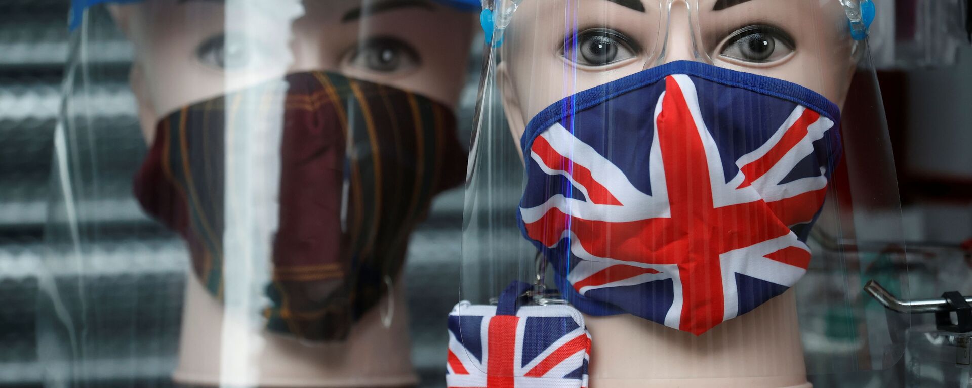 A Union Jack design face mask is seen for sale in the window of a shop amid the outbreak of the coronavirus disease (COVID-19) in Manchester, Britain, December 26, 2020 - 俄羅斯衛星通訊社, 1920, 28.06.2021