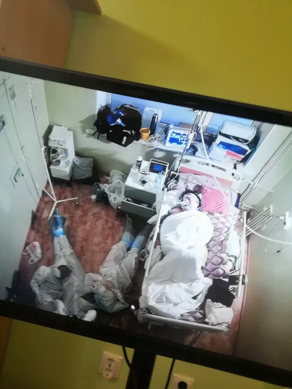 網絡上出現一張睡在冠狀病毒患者旁邊地板上的醫生照片 網絡上出現一張睡在冠狀病毒患者旁邊地板上的醫生照片 - 俄羅斯衛星通訊社