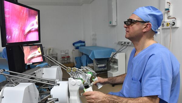 Главный уролог Минздрава РФ Дмитрий Пушкарь проводит с помощью уникального российского робота-хирурга первую операцию на животном - 俄羅斯衛星通訊社