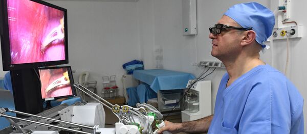 Главный уролог Минздрава РФ Дмитрий Пушкарь проводит с помощью уникального российского робота-хирурга первую операцию на животном - 俄羅斯衛星通訊社