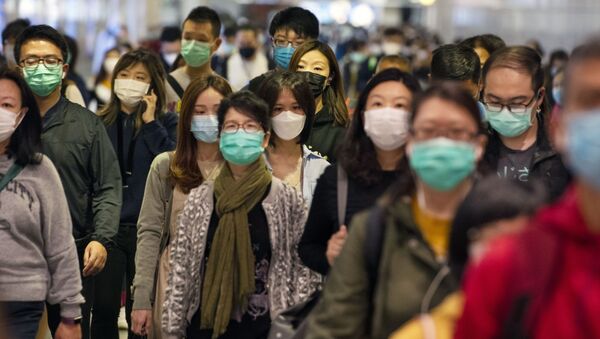 Пассажиры в медицинских масках в переходе метро Гонконга - 俄罗斯卫星通讯社