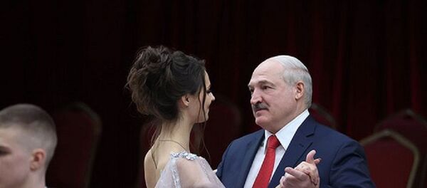 Лукашенко станцевал на новогоднем балу с юной незнакомкой - 俄罗斯卫星通讯社