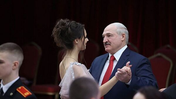 Лукашенко станцевал на новогоднем балу с юной незнакомкой - 俄罗斯卫星通讯社