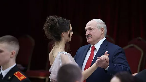 Лукашенко станцевал на новогоднем балу с юной незнакомкой - 俄羅斯衛星通訊社