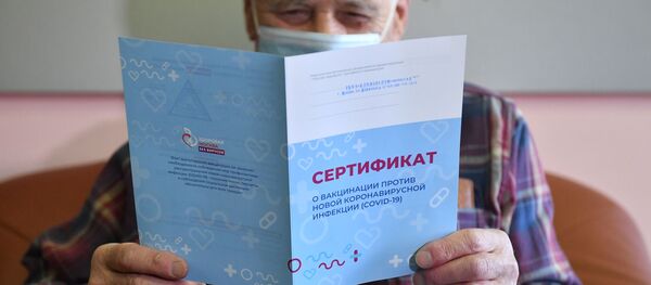 Мужчина держит в руках сертификат о вакцинации против коронавирусной инфекции (COVID-19). - 俄罗斯卫星通讯社