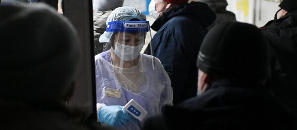 Измерение температуры людям при входе в поликлинике городской больницы №2 в Омске.  - 俄罗斯卫星通讯社