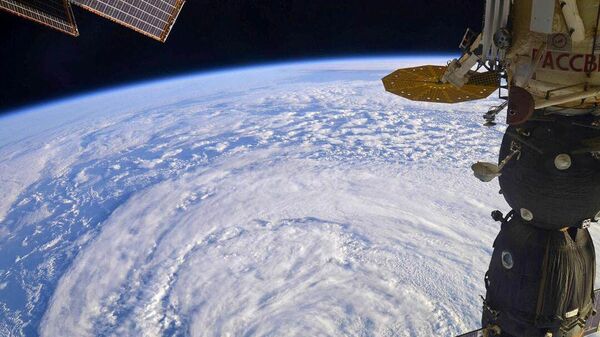 Международная космическая станция пролетает над циклоном - 俄罗斯卫星通讯社