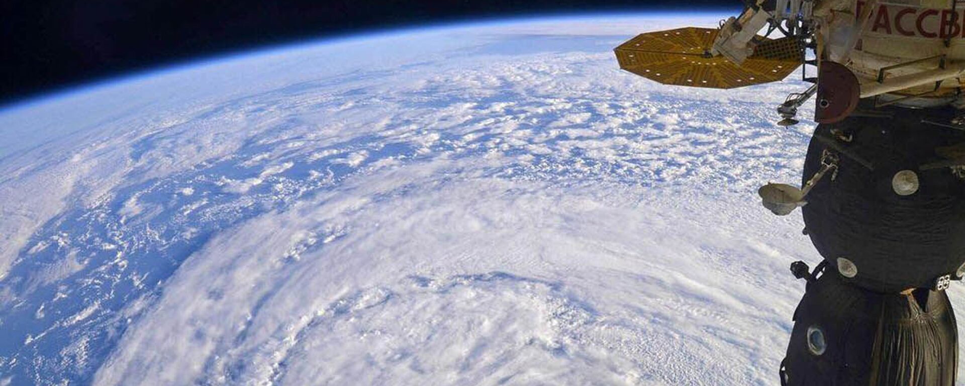 Международная космическая станция пролетает над циклоном - 俄罗斯卫星通讯社, 1920, 06.04.2021