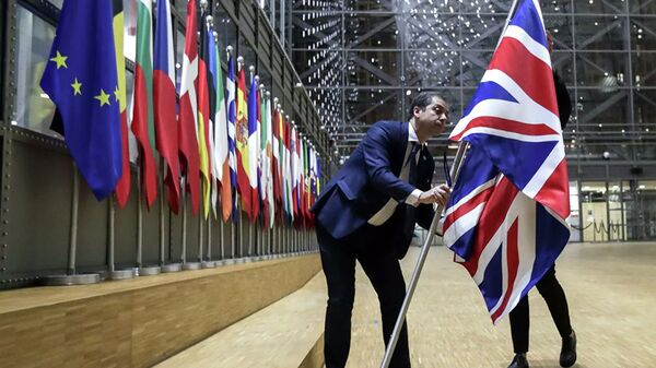 Сотрудники протокола убирают флаг Великобритании у здания Европы в Брюсселе - 俄罗斯卫星通讯社