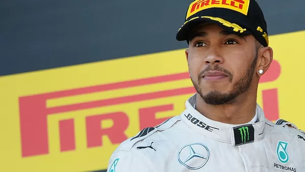 伊麗莎白二世授予F1車手漢密爾頓騎士勳章 - 俄羅斯衛星通訊社
