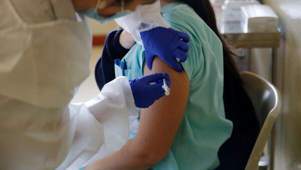 Медицинский работник получает дозу вакцины Pfizer-BioNTech в Лиссабоне - 俄罗斯卫星通讯社