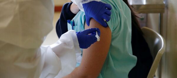 Медицинский работник получает дозу вакцины Pfizer-BioNTech в Лиссабоне - 俄罗斯卫星通讯社