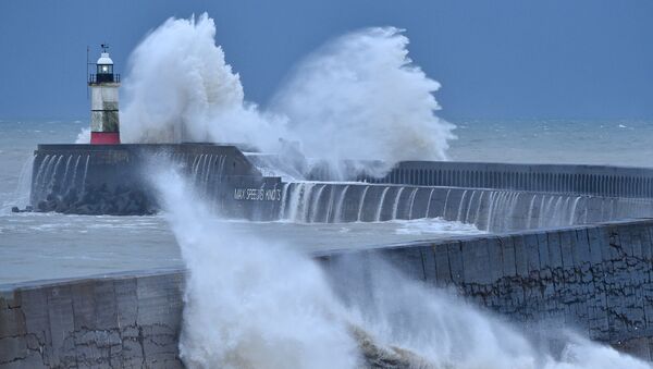 Высокие волны во время шторма Белла в Англии  - 俄羅斯衛星通訊社