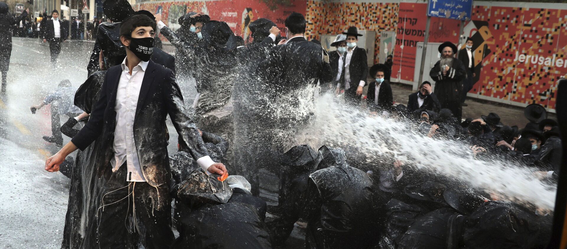 Израильская полиция стреляет из водомета по ультраортодоксам, блокирующим дорогу во время демонстрации в Иерусалиме - 俄罗斯卫星通讯社, 1920, 09.05.2021
