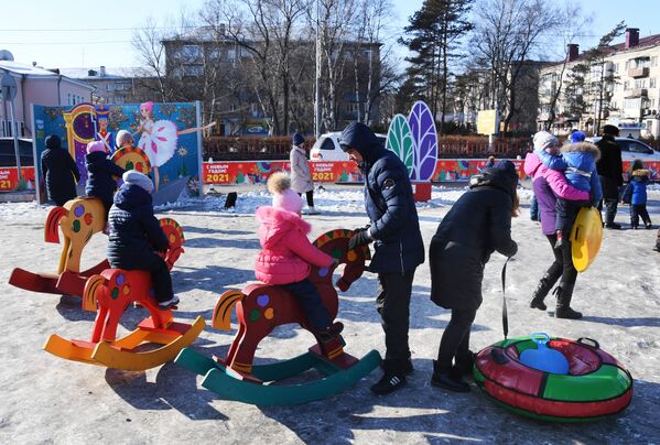 烏蘇里斯克中央廣場，市民在冰雪小鎮裡遊玩 - 俄羅斯衛星通訊社