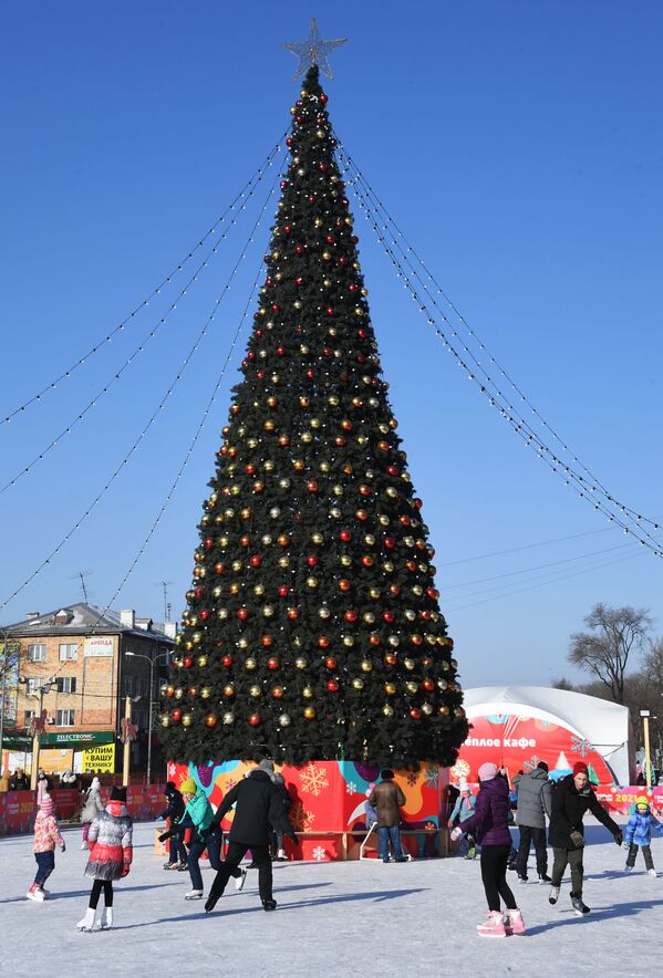 烏蘇里斯克中央廣場，市民圍著冰雪小鎮的新年樅樹溜冰 - 俄羅斯衛星通訊社
