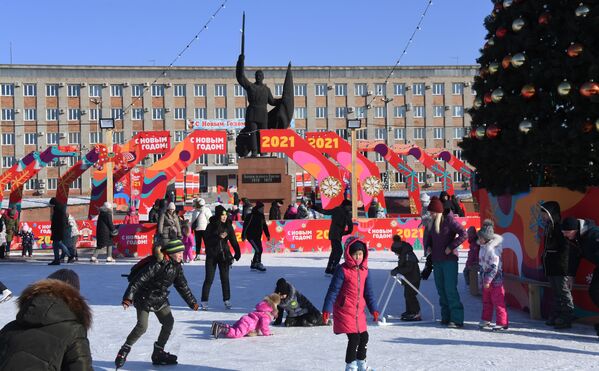 乌苏里斯克中央广场，市民围着冰雪小镇的新年枞树溜冰 - 俄罗斯卫星通讯社