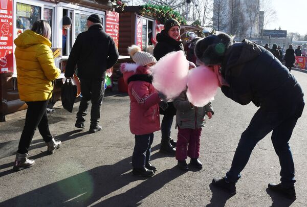 烏蘇里斯克市中心，市民在新年遊園會里遊玩 - 俄羅斯衛星通訊社