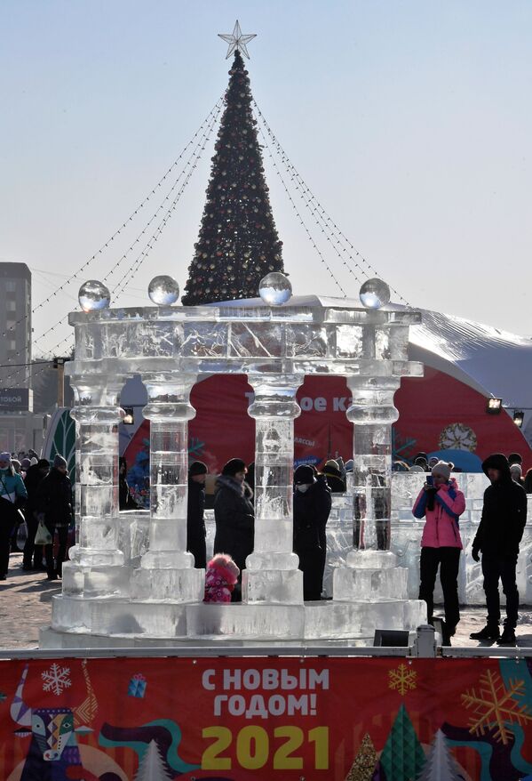 乌苏里斯克市中心，市民在新年游园会里游玩 - 俄罗斯卫星通讯社