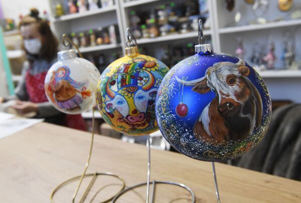 全俄展览中心画廊拍摄的完成彩绘的新年枞树装饰球 - 俄罗斯卫星通讯社