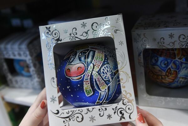 新年樅樹裝飾玻璃球 - 俄羅斯衛星通訊社
