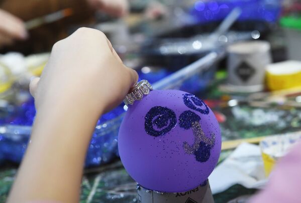 完成彩绘的新年枞树装饰球 - 俄罗斯卫星通讯社