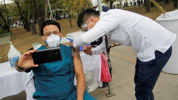 Медицинский работник делает селфи во время инъекции вакцины отCOVID-19 в военном госпитале в Сан-Николас-де-лос-Гарса, Мексика - 俄罗斯卫星通讯社