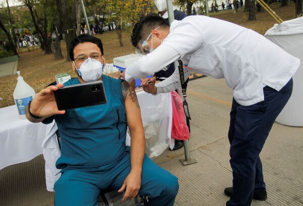 墨西哥聖尼克拉斯市軍醫院醫護人員在新冠疫苗接種行動中自拍留念。
 - 俄羅斯衛星通訊社