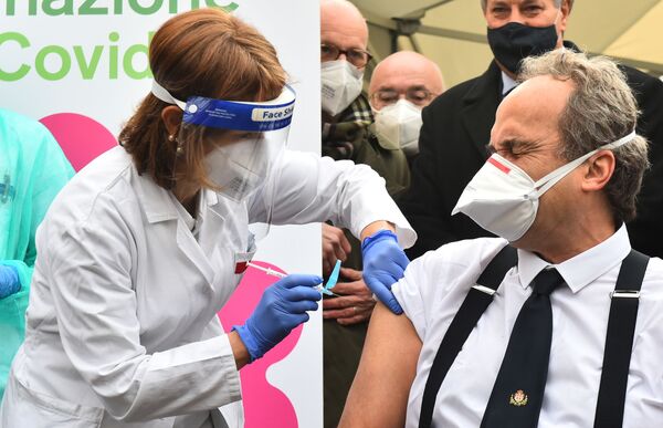 乔瓦尼·迪·佩里医生在意大利都灵市阿梅德欧医院接种新冠疫苗

 - 俄罗斯卫星通讯社