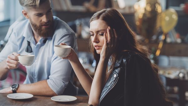 Мужчина и женщина с кофе - 俄罗斯卫星通讯社