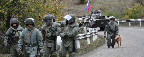 Специалист Международного противоминного центра Минобороны России во время выполнения задач по инженерной разведке, разминированию местности, дорог и объектов, уничтожению взрывоопасных предметов в районах Нагорного Карабаха Специалист Международного противоминного центра Минобороны России во время выполнения задач по инженерной разведке, разминированию местности, дорог и объектов, уничтожению взрывоопасных предметов в районах Нагорного Карабаха - 俄羅斯衛星通訊社