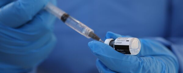 Медицинский работник с вакциной от COVID-19 на военной базе в Керетаро - 俄罗斯卫星通讯社